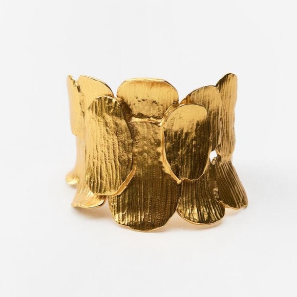 NWT. Zara Golden Metal Bracelet with Embossed Petals. - Picture 1 of 6